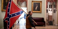 Ein Mann mit Konföderiertem-Flagge im Kapitol
