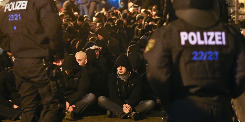 Festgenommene Rechtsextreme nach einer Randale im Leipziger Stadtteil Connewitz