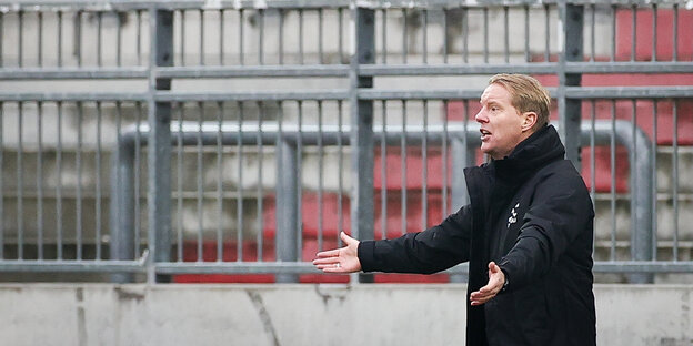 St. Paulis Trainer Timo Schultz gestikuliert am Spielfeldrand.