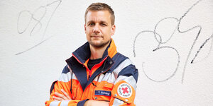 Tobias Schlegl in der Uniform eines Notfallsanitäters