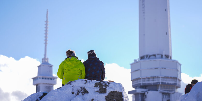 Zwei Personen machen Pause auf dem Feldbergplateau