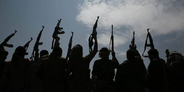 Stammesangehörige, die Verbündete der Huthi-Rebellen sind, halten während einer Demonstration ihre Waffen in die Höhe