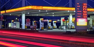 Shell - Tankstelle mit Preis-Anzeigetafel