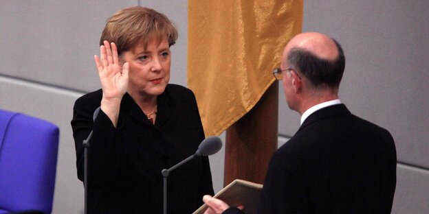 Bundestagspräsident Norbert Lammert vereidigt Angela Merkel am 22.11.2005