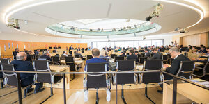 Die Abgeordneten sitzen im Plenarsaal des hessischen Landtags in Wiesbaden