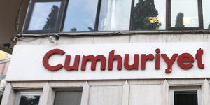 Schriftzug Cumhuriyet auf dem Gebäude der Zeitung