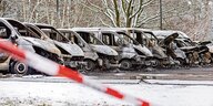 Ausgebrannte Autos auf dem Gelände der Landesaufnahmebehörde Braunschweig