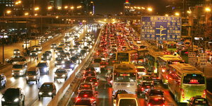 Verkehrsstau auf einer Pekinger Autobahn bei Nacht