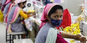 Junge Näherinnen in einer textilfabrik in Bangladesch