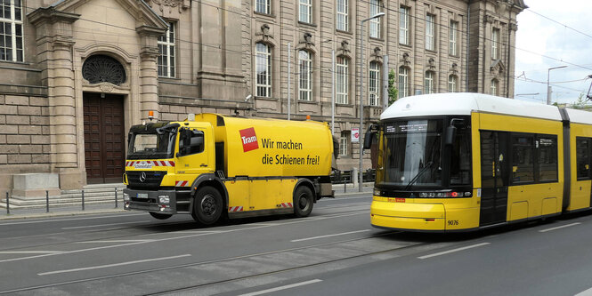 Eine Tram fährt durch Berlin