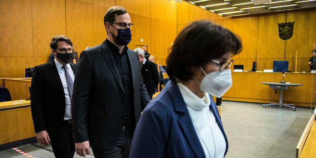 DIrmgard Braun-Lübcke und ihre Söhne betreten mit Gesichtsmasken den Gerichtssaal