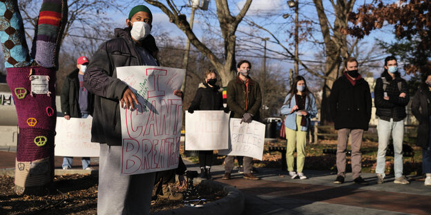 Eine Gruppe von Demonstranten protestiert mit Schildern gegen die Todesstrafe