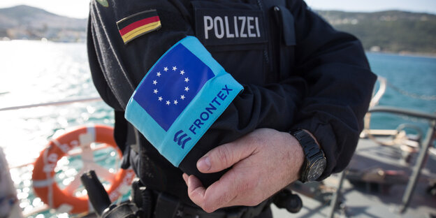 Ein deutscher Bundespolizist auf einem Boot im Mittelmeer mit Frontex-Arnbinde