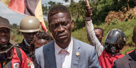 Bobi Wine auf Wahlkampftour schaut erschöpft in die Kamera
