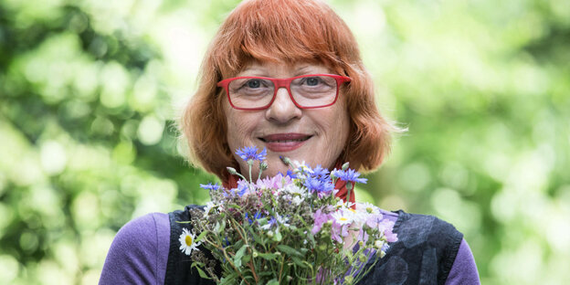 Mila Haugová hält einen Blumenstrauss in den Händen