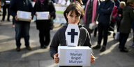 Trauerzug in Dublin zum Gedenken an die toten Kinder des Tuam Mother and Baby Home - Ein Mädchen hält eine Bestattungskiste in den Händen
