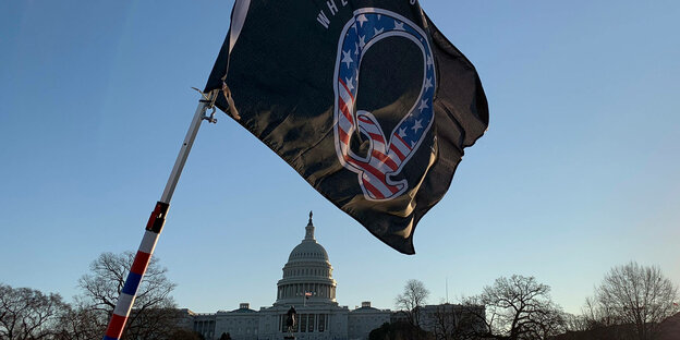 QAnon-Flagge vor dem Kapitol in Washington