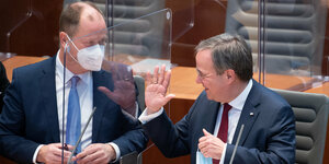 Armin Laschet (CDU), Ministerpräsident von Nordrhein-Westfalen, grüßt seinen Stellvertreter, Joachim Stamp (FDP), im Plenum des Landtages