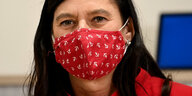 Das Foto zeigt die für Bildung zuständige Senatorin Sandra Scheeres von der SPD mit einem rot-weiß-gemusterten Mund-Nase-Schutz.