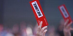Hände halten Abstimmungskarten bei einer Abstimmung - Parteitag Die Linke in Leipzig 2018