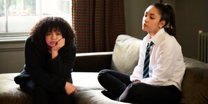 Szene aus der Serie: Zwei junge Frauen sitzen deprimiert auf eine Sofa