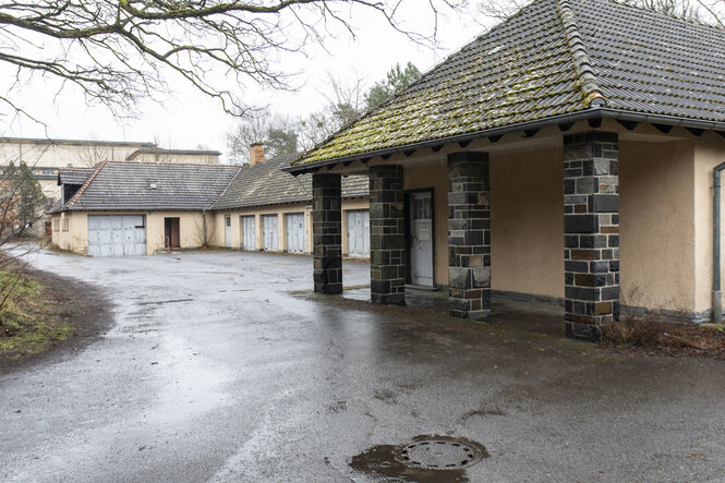 Auf dem denkmalgeschützten Gelände der ehemaligen FDJ-Jugendhochschule sind alte Bauten aus DDR-Tagen zu sehen