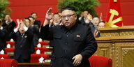 Kim Jong Un salutiert vor dem Parteikongress.