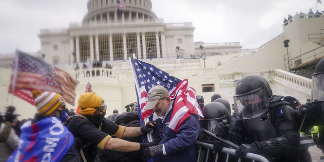 Trump- Anhänger durchbrechen eine Polizei-Barriere vor dem Kapitol in Waschington