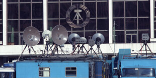 Übertragungswagen vor dem Palast der Republik in Ostberlin am 18.03.1990