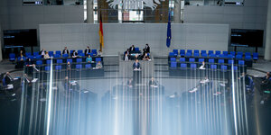 Ein Mann redet im Bundestag, dem Parlament
