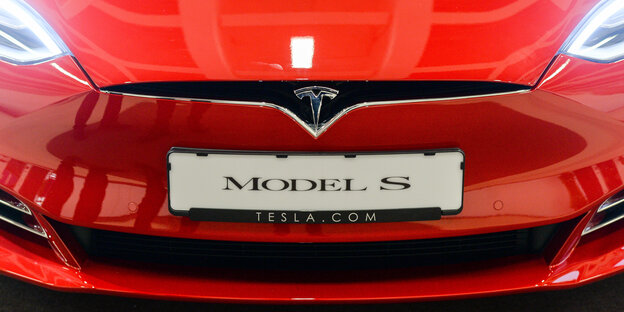 Rote Motorhaube mit Nummernschild "Model S"