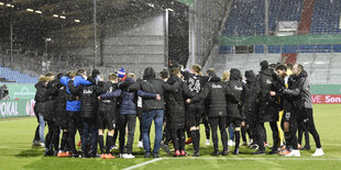 Das Team von Holstein Kiel jubelt nach dem Sieg auf dem Rasen