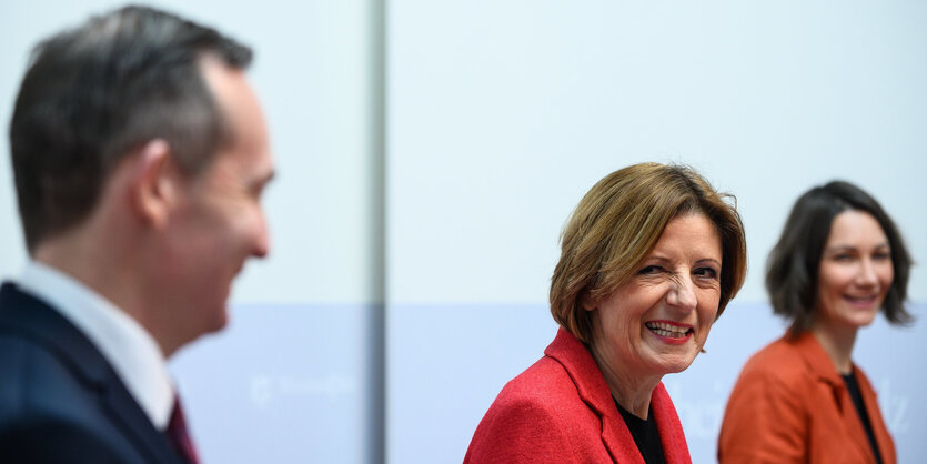 Volker Wissing (l-r, FDP), Wirtschaftsminister in Rheinland-Pfalz, Malu Dreyer (SPD), Ministerpräsidentin in Rheinland-Pfalz, und Anne Spiegel (Bündnis90/Die Grünen), Familienministerin in Rheinland-Pfalz, stehen bei der Pressekonferenz vor den Journalis