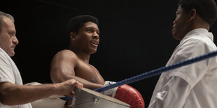 Eli Goree steht als Cassius Clay im Boxring.