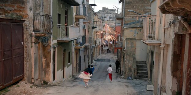 Eine Straße in einem sizilianischen Dorf - Filmstill aus dem Film "A Black Jesus"