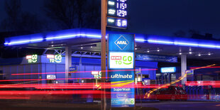 Eine Tankstelle bei Nacht