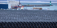 Rohre für den Bau der Nord Stream 2 Pipeline lagern in einem Hafen