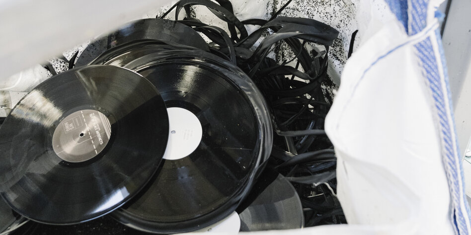 Ausschussware, hier schwarze Vinylschallplatten mit ausgefransten Rändern, werden im Presswerk Intakt recycelt.