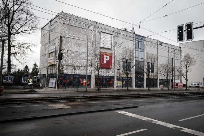 Eine Wand ohne Putz und Wärmedämmung - fertig zum Abriss: In ein paar Tagen ganz abgerissen. Reste des ehemaliges Großraumkinos an der Landsberger Allee neben der alten Brauerei