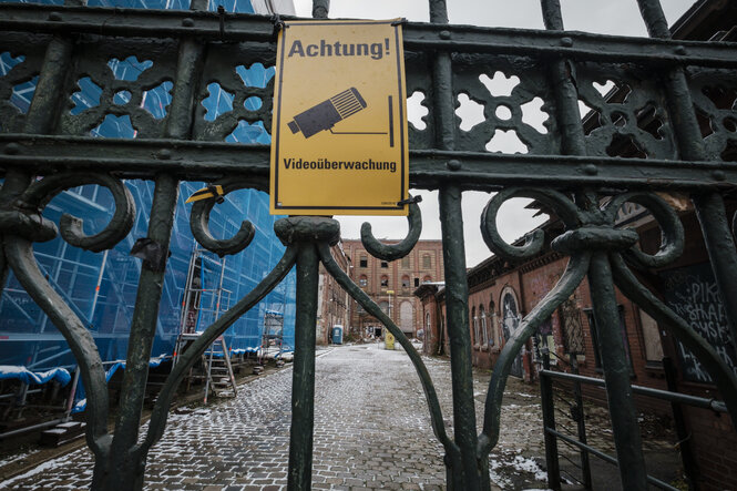 Ein Blick durchs seit Langem verschlossene Tor der ehemaligen Brauerei an der Landsberger Allee im Friedrichshainer Nordkiez