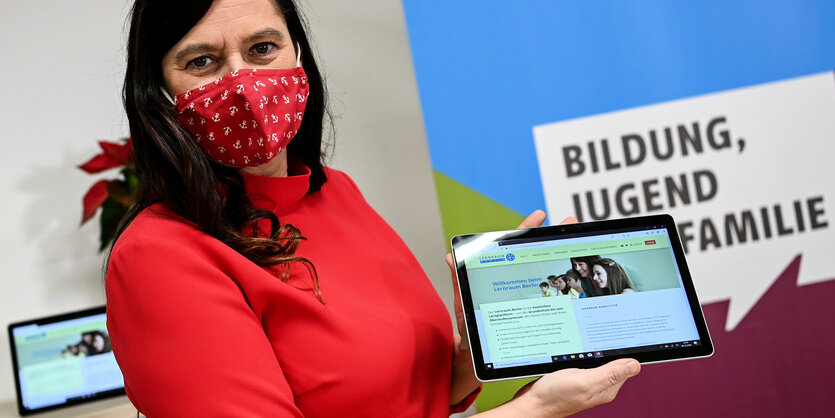 Bildungssenatorin Sandra Scheeres (SPD) präsentiert einen der Schul-Laptops (Dezember 2020)