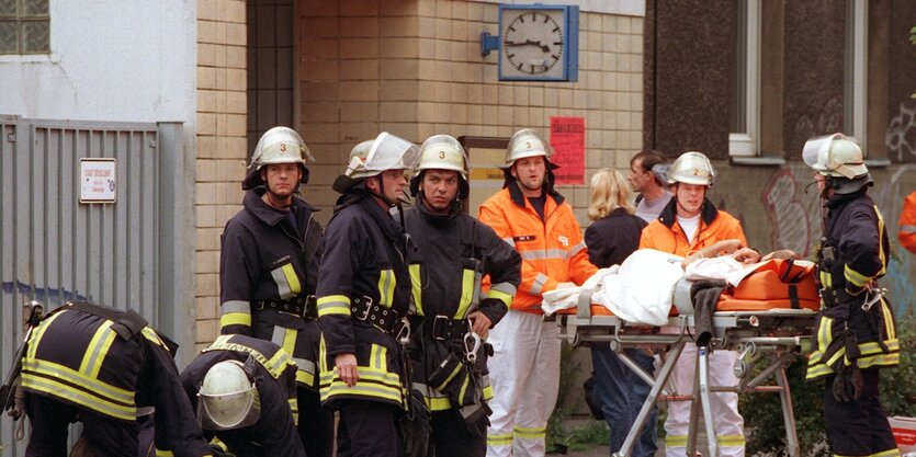 Das Archivbild zeigt Rettungskräfte bei der Versorgung von Verletzten vor dem S-Bahnhof Wehrhahn.