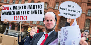 Das Bild zeigt eine Protesaktion gegen die Ernennung des SPD-Baupolitikers Volker Härtig zum Vorstandsmitglied der Wohnraumversorgung Berlin vor dem Roten Rathaus.