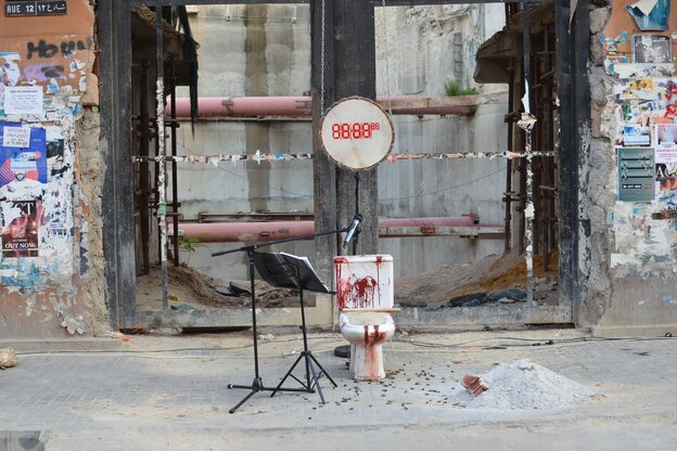 Geschmutztes Klo, Musikständer und Mikrofon auf einer Strasse Geschmutztes Klo, Musikständer und Mikrofon auf einer Strasse