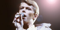 Sänger David Bowie bei einem Konzert
