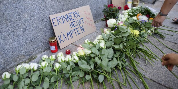 Vor dem Leipziger Landgericht werden Blumen in Gedenken an die dort ermordete Marwa el-Sherbini abgelegt