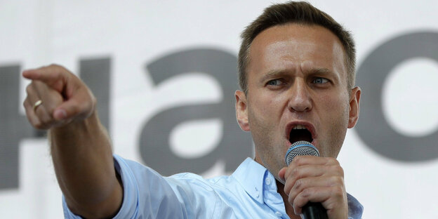 Alexej Nawalny gestikuliert mit Mikrofon in der Hand