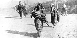 schwarz-weiß Fotografie von Armenier*innen auf der Flucht