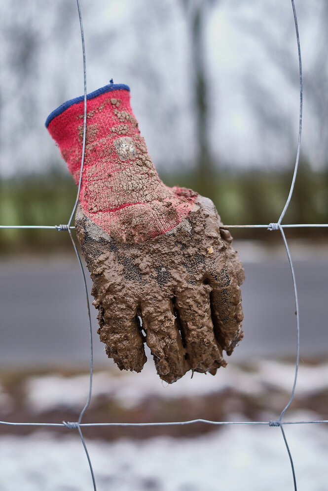 Ein Handschuh hängt an einem Zaun