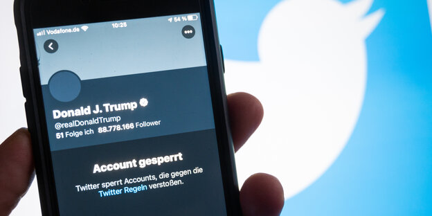 Telefon zeigt gesperrten Trump-Account.